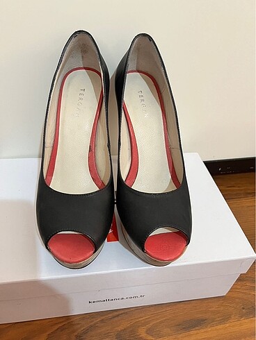 36 Beden siyah Renk İçi kırmızı topuğu ahşap detaylı ayakkabı