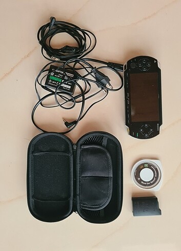 Sony Sony PSP 1000 + 32GB Hafıza Kartı + Yedek Şarj Kablosu + Oyunlar