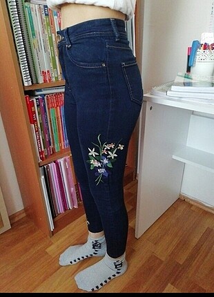 Çiçekli kot pantolon