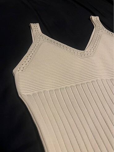 Beyaz örgü askılı bluz - Görsel 2