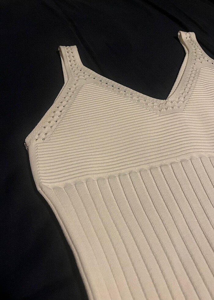 Beyaz örgü askılı bluz - Görsel 2