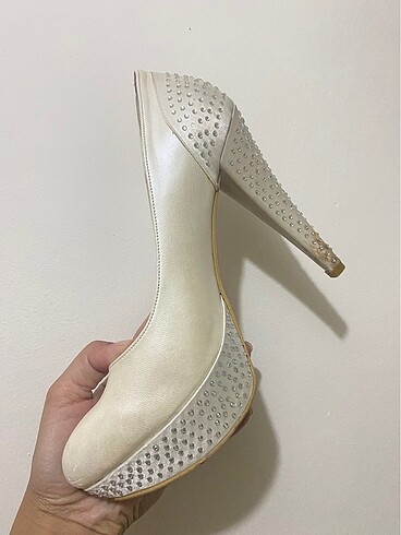 Beyaz gelinlik ayakkabısı