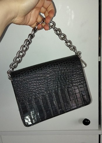 Zincir Detaylı Siyah Yılan Derisi Desenli Deri Çanta - Görsel 2