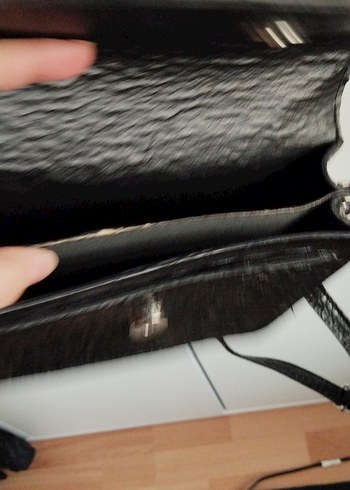 Zincir Detaylı Siyah Yılan Derisi Desenli Deri Çanta - Görsel 3