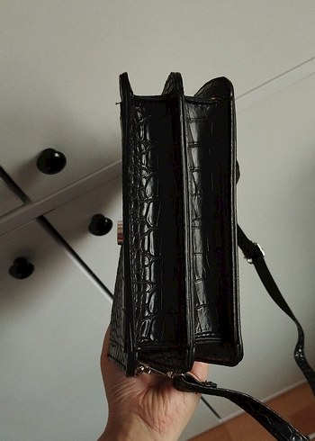 Zincir Detaylı Siyah Yılan Derisi Desenli Deri Çanta - Görsel 5