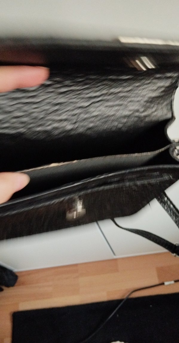 Zincir Detaylı Siyah Yılan Derisi Desenli Deri Çanta - Görsel 3