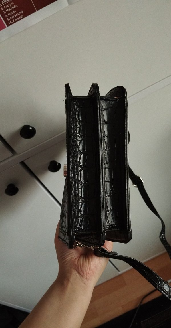 Zincir Detaylı Siyah Yılan Derisi Desenli Deri Çanta - Görsel 5