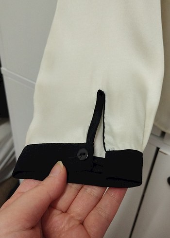 Siyah yakalı beyaz uzun kollu kadın gömlek - Görsel 3