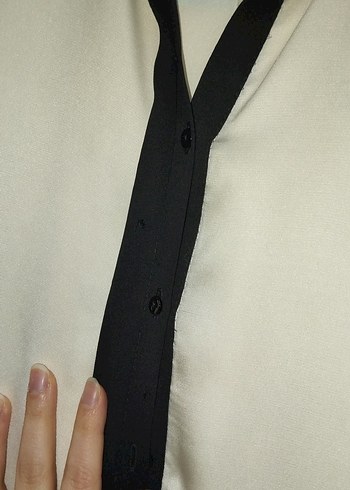 Siyah yakalı beyaz uzun kollu kadın gömlek - Görsel 4