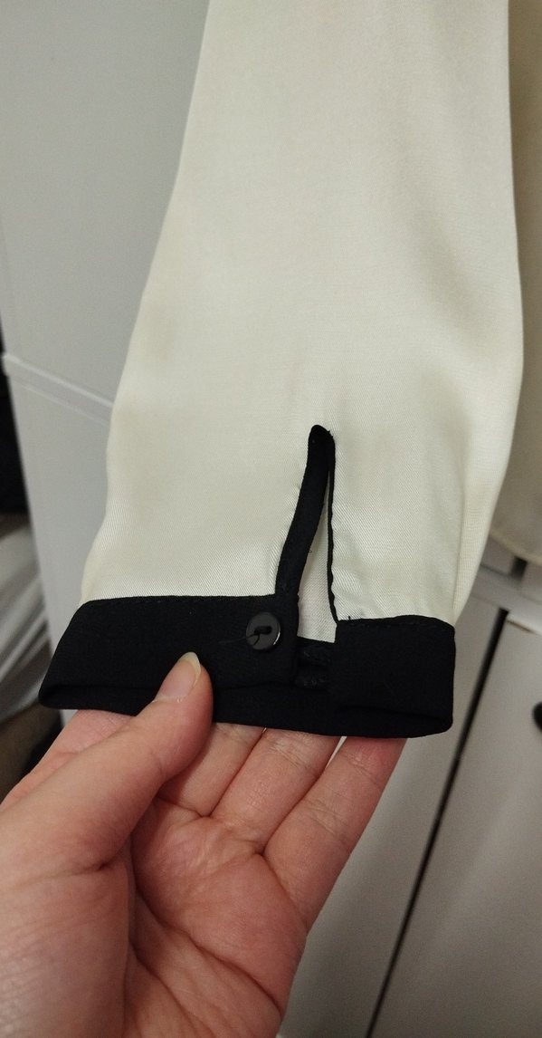 Siyah yakalı beyaz uzun kollu kadın gömlek - Görsel 3