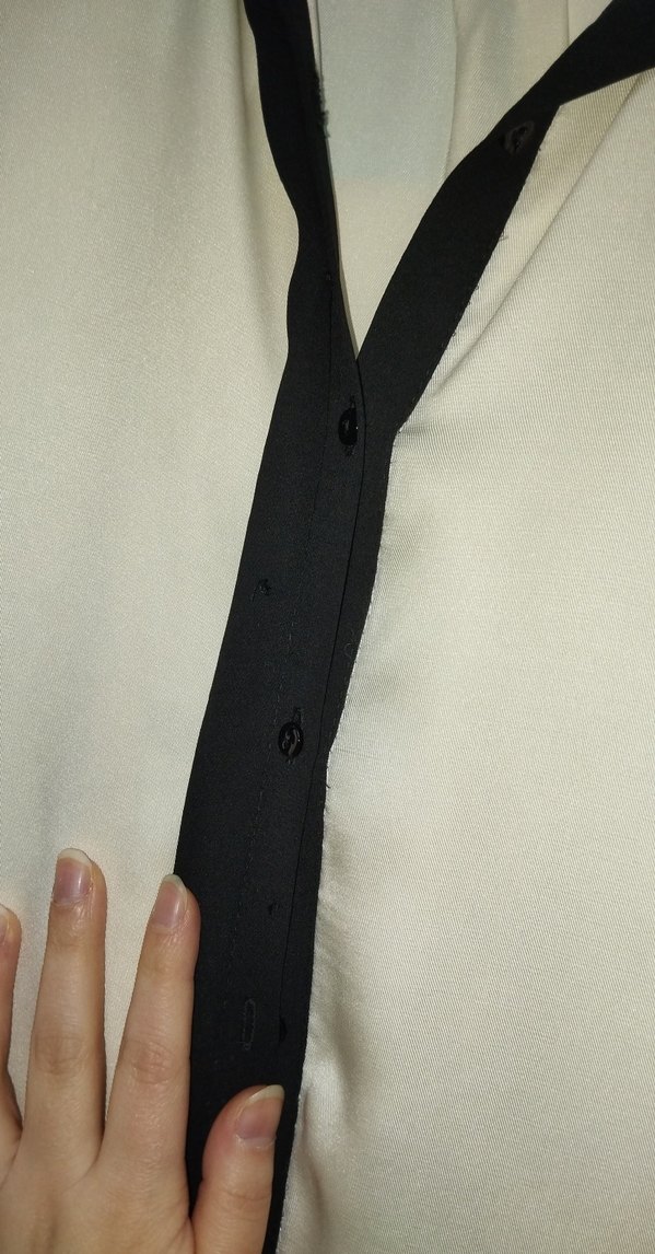 Siyah yakalı beyaz uzun kollu kadın gömlek - Görsel 4