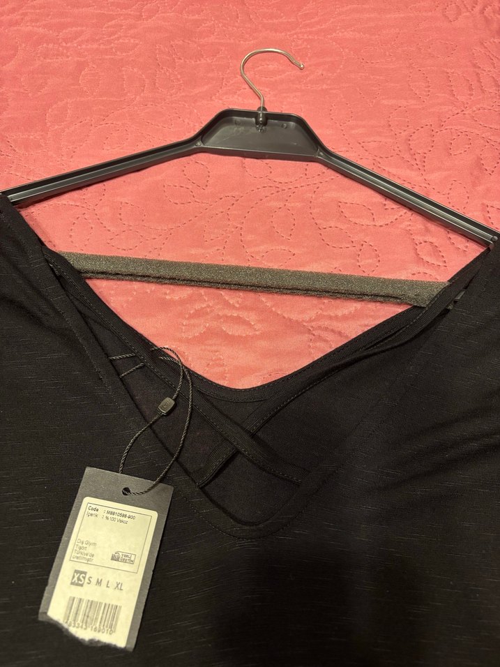 Siyah V Yakalı Kadın Tişört MAVİ JEANS - Görsel 4