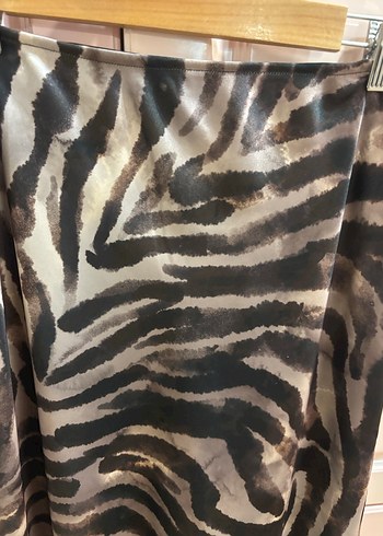 Bohem Zebra Desenli Uzun Saten Etek - Görsel 4