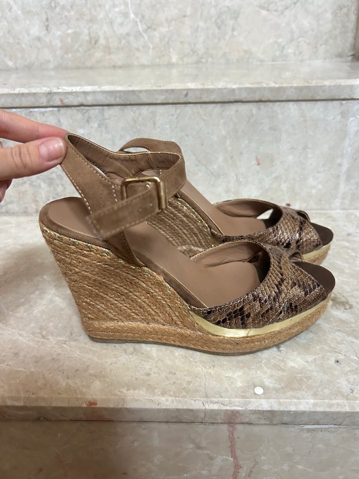 Kahverengi Yılan Desenli Dolgu Topuklu Ayakkabı - Görsel 2