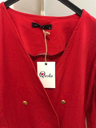 Diğer Etiketi üzerinde kırmızı ceket elbise 