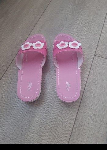 35 Beden pembe Renk 35 Numara Kız Çocuk Çiçekli Pembe Terlik
