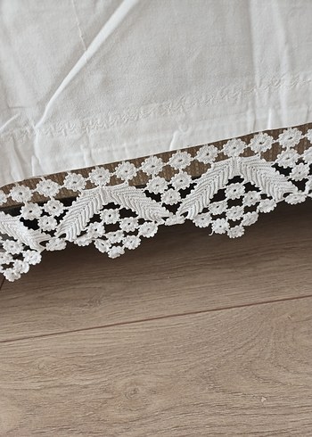 Beyaz Dantel Detaylı Düz Yatak Örtüsü - Görsel 2