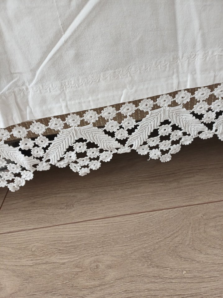 Beyaz Dantel Detaylı Düz Yatak Örtüsü - Görsel 2