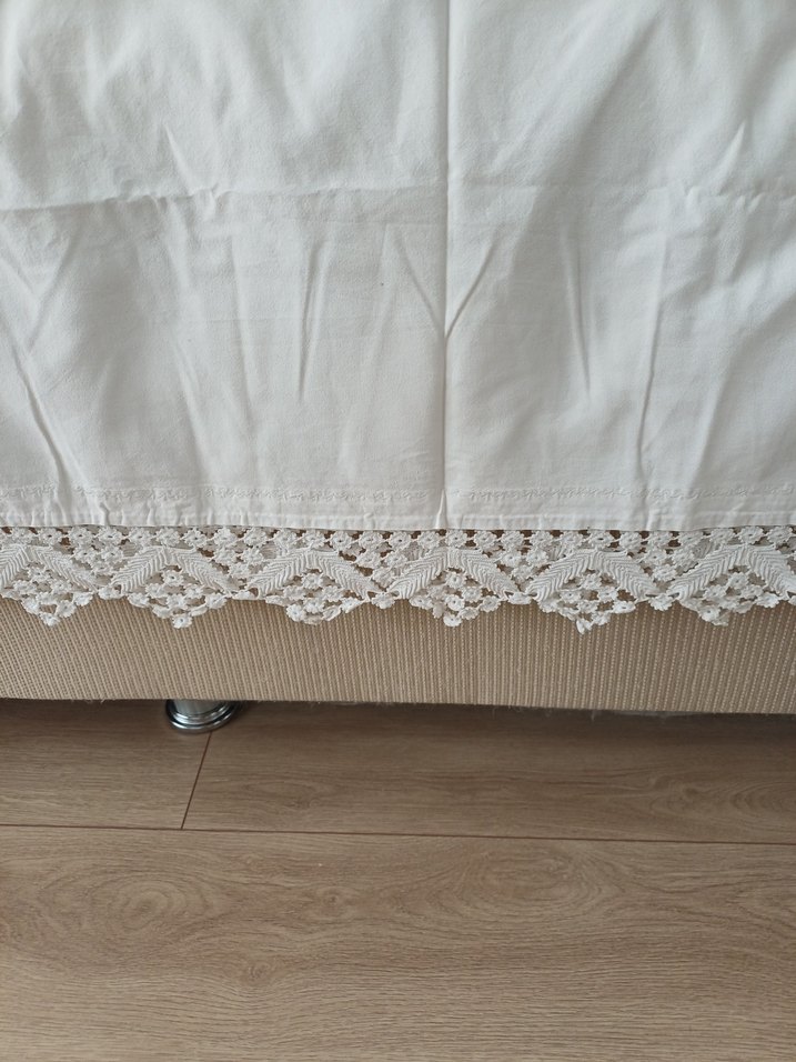 Beyaz Dantel Detaylı Düz Yatak Örtüsü - Görsel 5