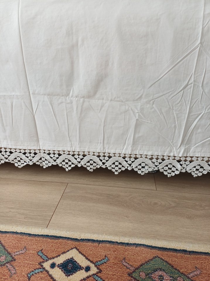 Beyaz Dantel Detaylı Düz Yatak Örtüsü - Görsel 3