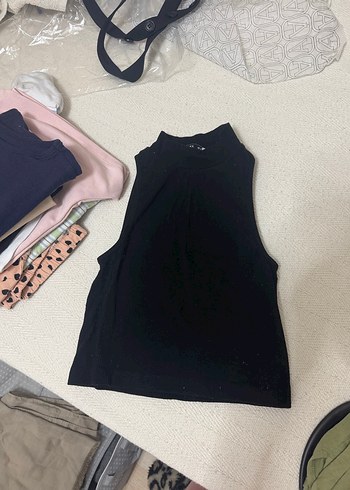 Siyah Yüksek Yakalı Kolsuz Crop Top