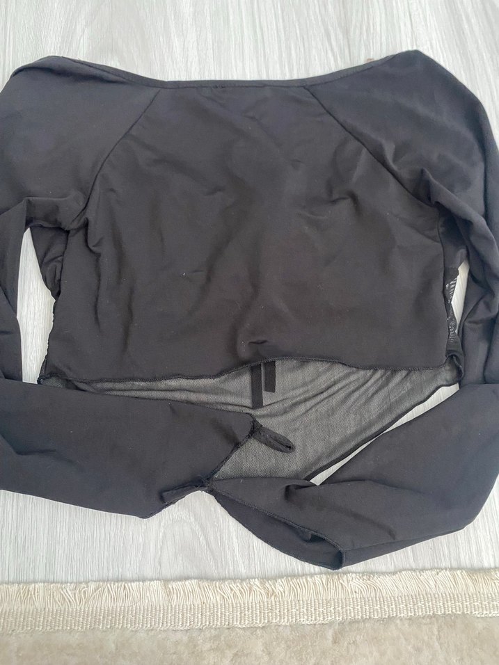 Siyah Dökümlü Parmak Geçirmeli Uzun Kollu Bluz - Görsel 3