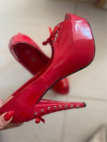 Diğer kırmızı topuklu ayakkabı