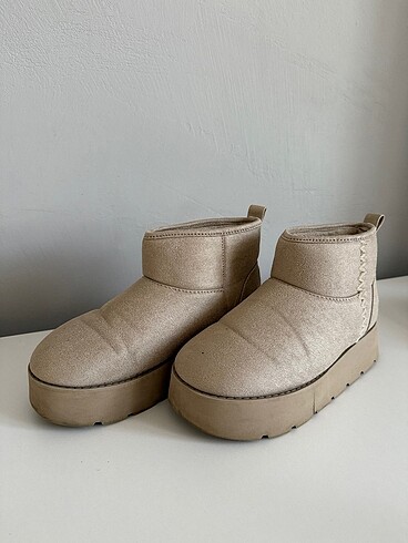 Bot Bej Bershka
