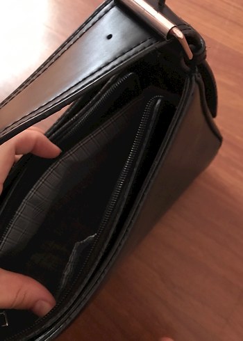 Siyah Deri Tokalı Kadın Çantası - Görsel 4