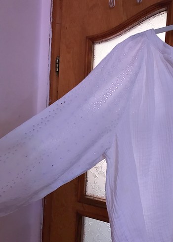 yazlık kolları nokta delikli desenli beyaz gömlek tarzı - Görsel 2