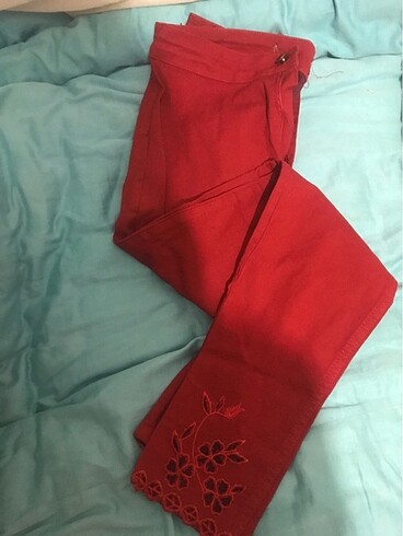 Kırmızı pantolon bilek detaylı