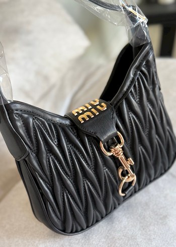 Miu Miu Miu miu kanca detaylı siyah çanta