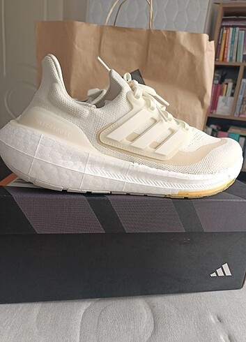 39,5 Beden Adidas Ultraboost Light Yürüyüş/ Koşu Ayakkabısı