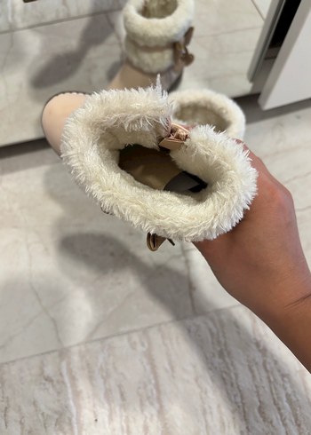 Kız Çocuk Bej Kürklü Nakışlı Bot - Görsel 5