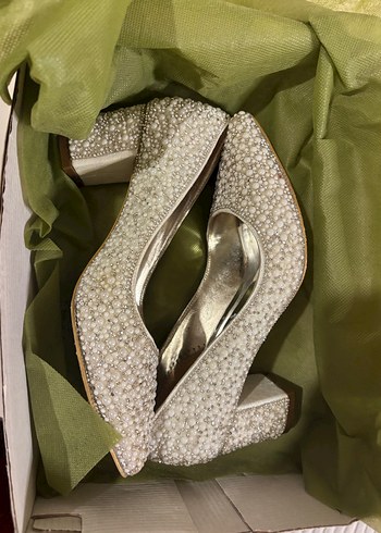 İnci İşlemeli Beyaz Yüksek Topuklu Kadın Ayakkabı - Görsel 7