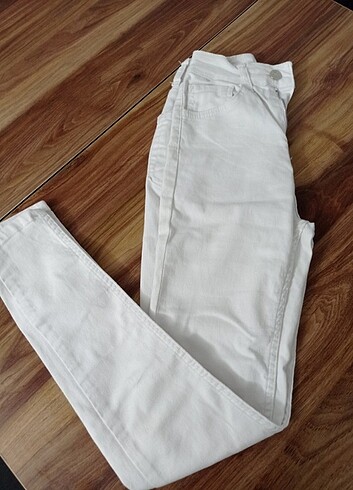 Beyaz dar pantolon 