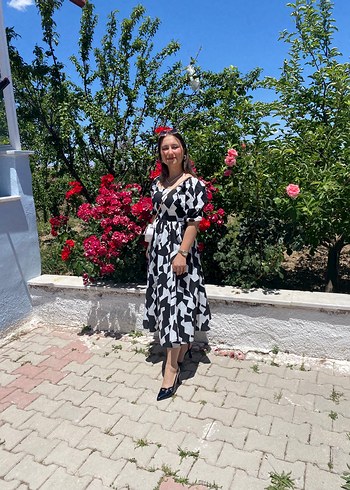 V Yaka Siyah Beyaz Midi Elbise - Görsel 2