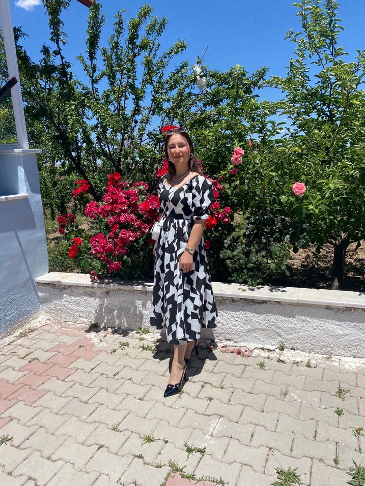 V Yaka Siyah Beyaz Midi Elbise - Görsel 2