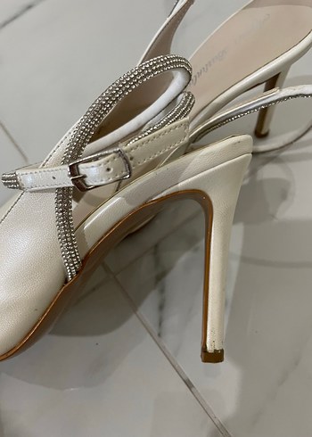 Diğer Beyaz Deri Stiletto Topuklu Bağlamalı Abiye Ayakkabı