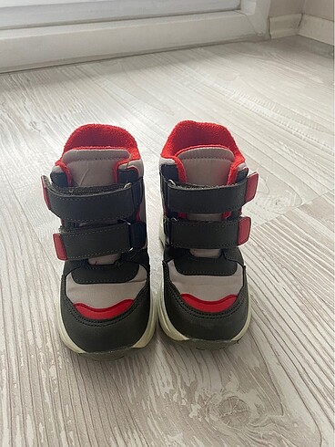 25 Beden LCW Çocuk Bot