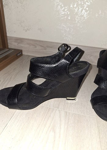 Siyah Dolgu Topuklu Kadın Sandalet - Görsel 5