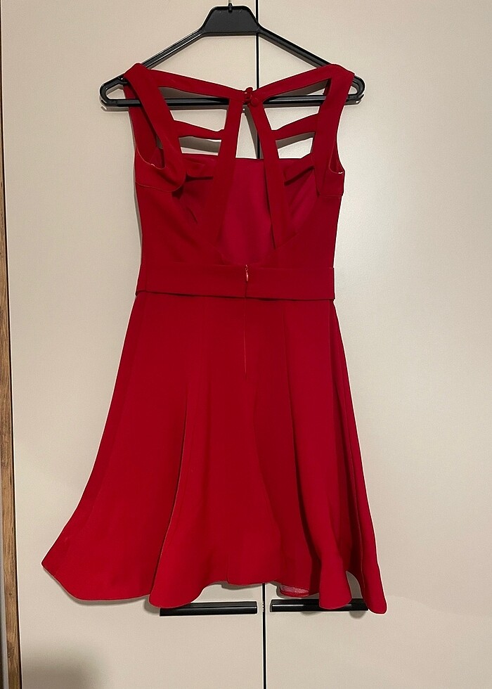 Kırmızı elbise - Görsel 2