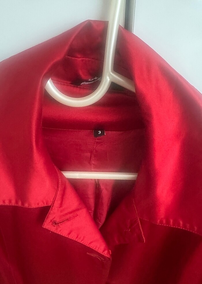 Kırmızı Trençkot
 - Görsel 2