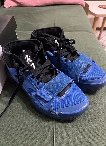 Nike zion 2 royal hyper