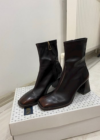 Klasik Elegan Kadın Deri Topuklu Bot