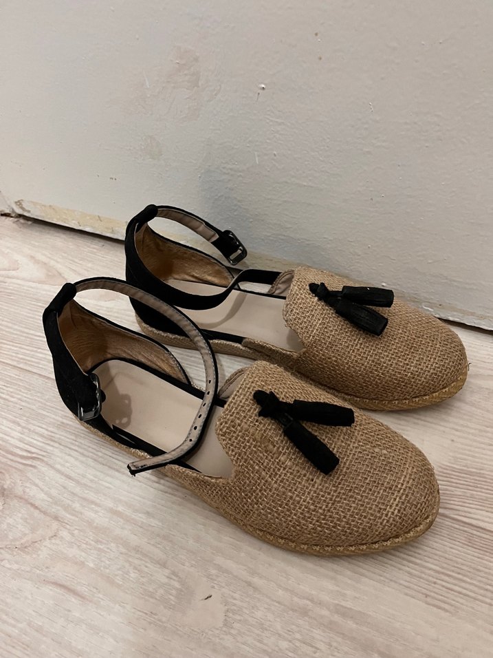 Bilekten bağlamalı sandalet - Görsel 2