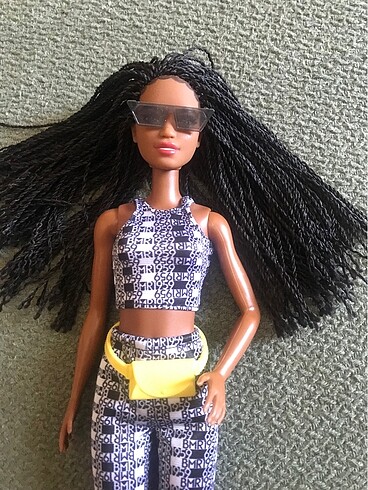 Barbie fashionistas bmr rastalı zenci bebek