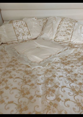 İşlemeli Beyaz Yatak Örtüsü - Görsel 3