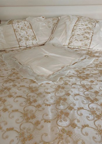 İşlemeli Beyaz Yatak Örtüsü Seti - Görsel 3