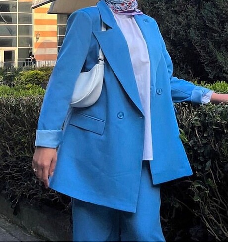 Mavi takım elbise